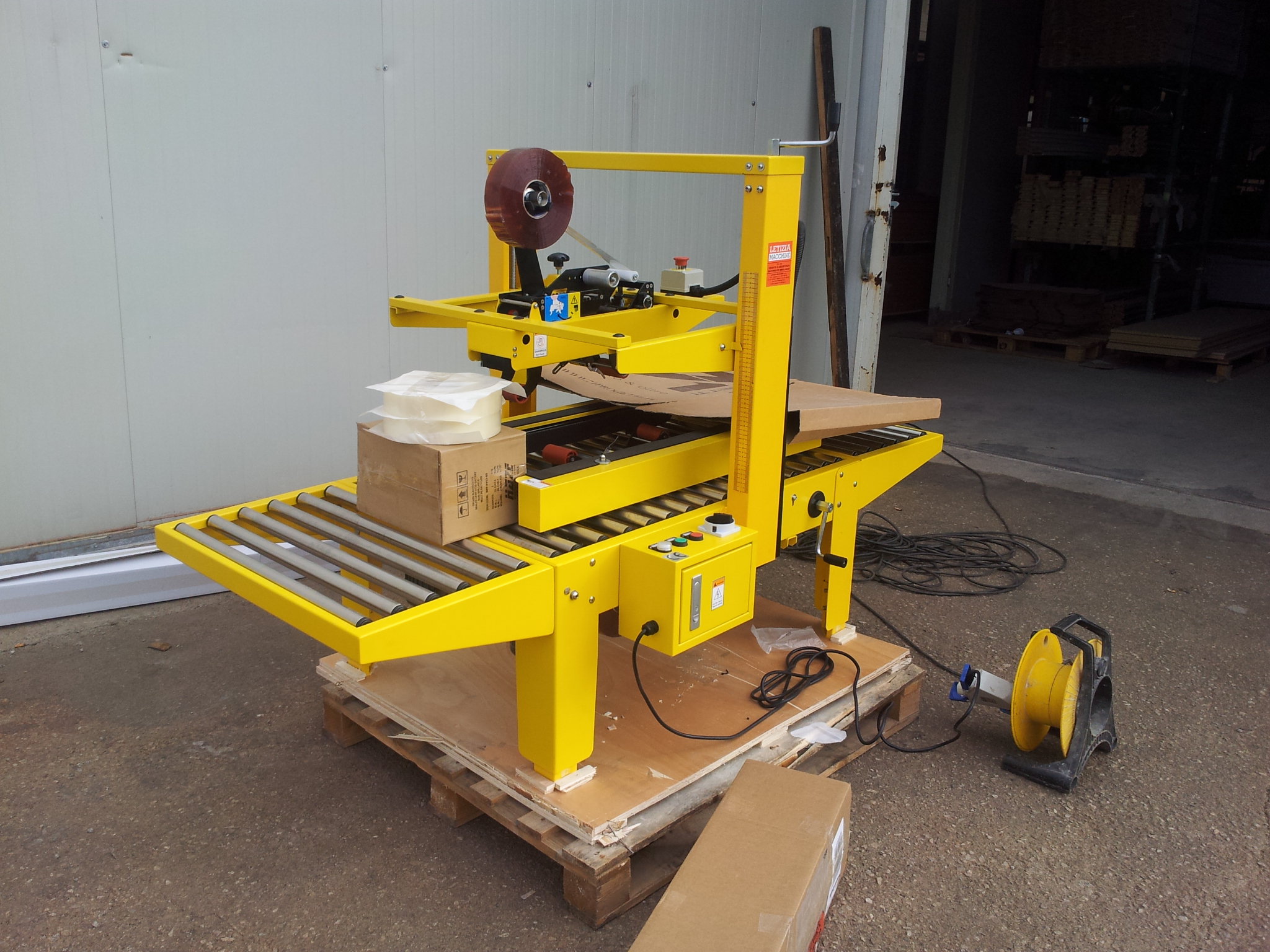Nastro GEA 2.jpg Nastratrice per scatole - Fabbrica porte - Itri (LT)